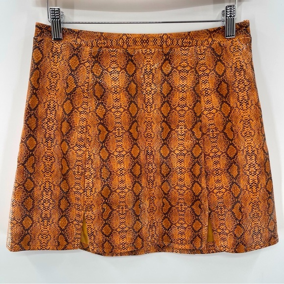 NWT URBAN OUTFITTERS Bobbi Snake Print Notched Mini
Skirt Size Medium - Picture 2 of 16